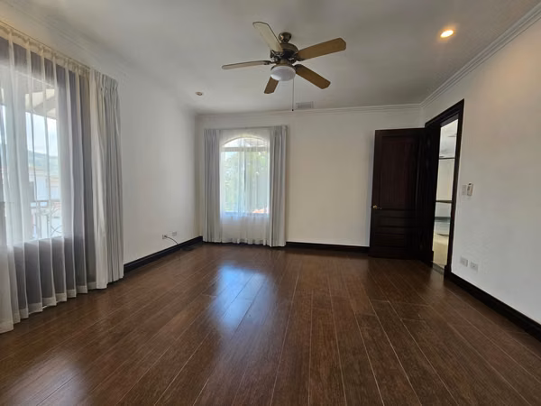 Alquiler Valle del Sol Santa Ana: Residencia Colonial 450m² y 4 Hab