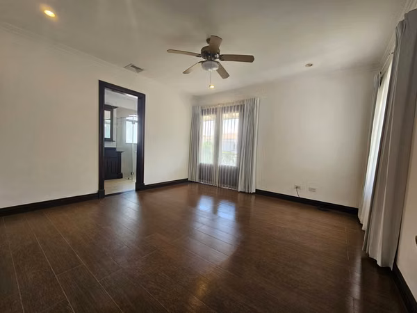 Alquiler Valle del Sol Santa Ana: Residencia Colonial 450m² y 4 Hab