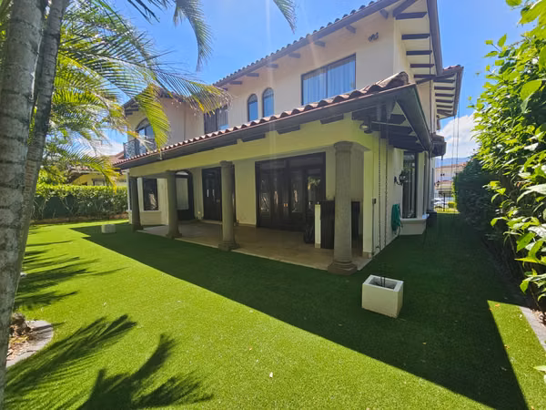 Alquiler Valle del Sol Santa Ana: Residencia Colonial 450m² y 4 Hab