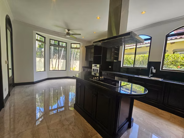Alquiler Valle del Sol Santa Ana: Residencia Colonial 450m² y 4 Hab