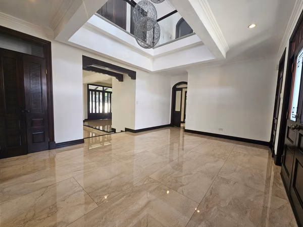 Alquiler Valle del Sol Santa Ana: Residencia Colonial 450m² y 4 Hab