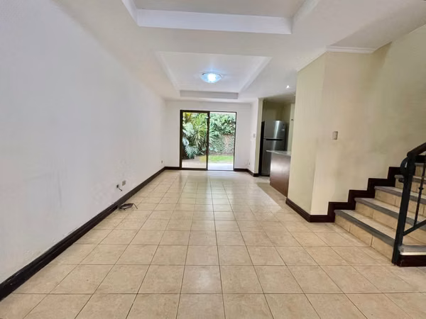 Se alquila casa  en condominio  en Santa Ana Pozos.