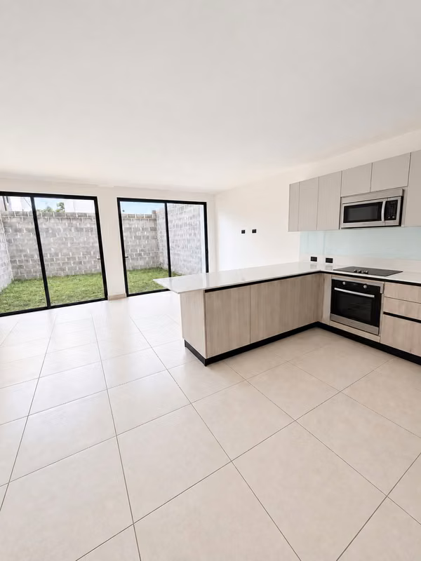 Alquiler de casa nueva en Lindora, Santa Ana 20 Amenidades.
