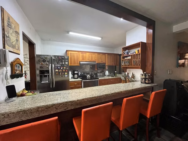 Venta de Casa en residencial 24/7 seg - Barreal de Heredia