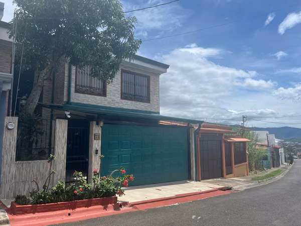 Venta de Casa en residencial 24/7 seg - Barreal de Heredia