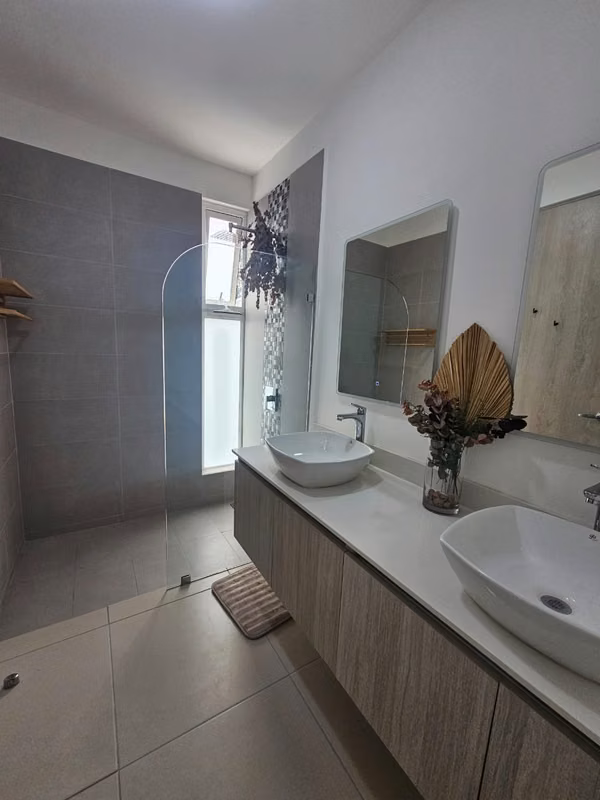 Casa Contemporánea en Piedades de Santa Ana - 3 Dormitorios - 163 m2