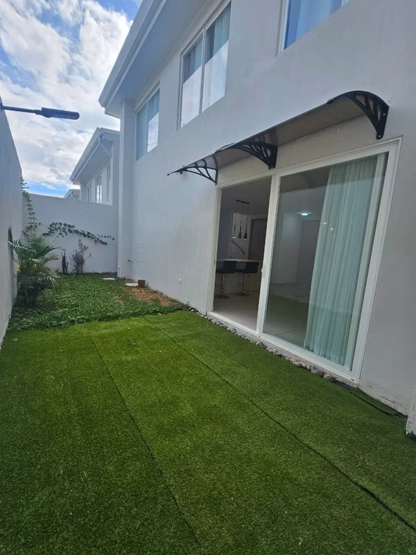 Casa Contemporánea en Piedades de Santa Ana - 3 Dormitorios - 163 m2