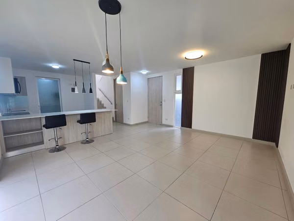 Casa Contemporánea en Piedades de Santa Ana - 3 Dormitorios - 163 m2