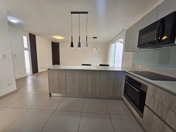 Casa Contemporánea en Piedades de Santa Ana - 3 Dormitorios - 163 m2