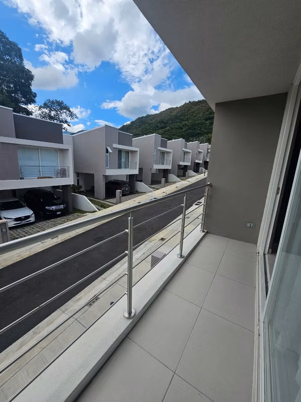 Casa Contemporánea en Piedades de Santa Ana - 3 Dormitorios - 163 m2