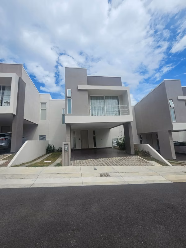 Casa Contemporánea en Piedades de Santa Ana - 3 Dormitorios - 163 m2