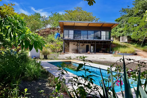 Casa con Piscina y Vistas Panorámicas Cerca de Tamarindo y Playa Grande