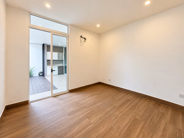 ALQUILER/VENTA DE CASA DE UNA PLANTA EN CONDOMINIO EVORA, SANTA ANA