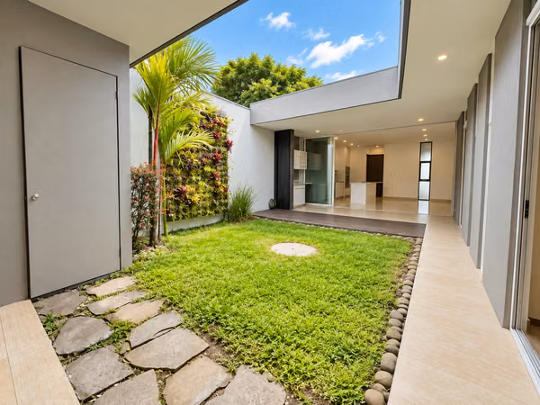 ALQUILER/VENTA DE CASA DE UNA PLANTA EN CONDOMINIO EVORA, SANTA ANA