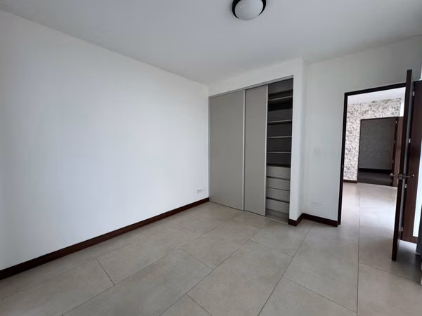Apartamento amplio en alquiler en Escazú