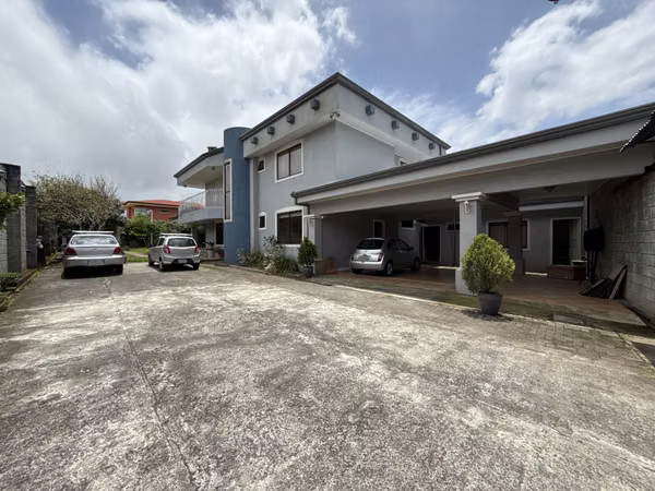 Detached house for rent in a residential neighborhood (not a gated community), featuring a yard and large parking area. 