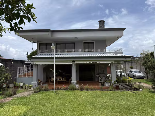 House for sale in residential, non-condo, with 3 rooms on the first floor, terrace, patio and large 