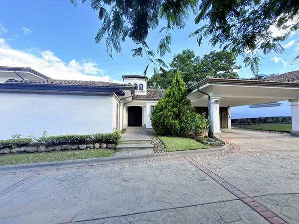 Venta de Casa de una planta en Jaboncillos de Escazú cerca del Country Club