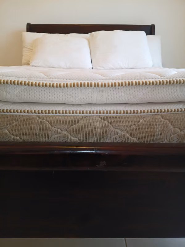 Cama Queen de Madera con Colchón Ortopédico 