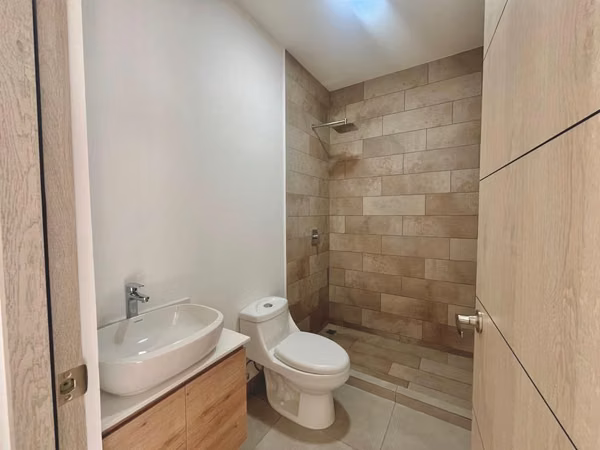 Apartamento NUEVO en Santa Ana | 32 m² de Jardín Privado + 2 Parqueos