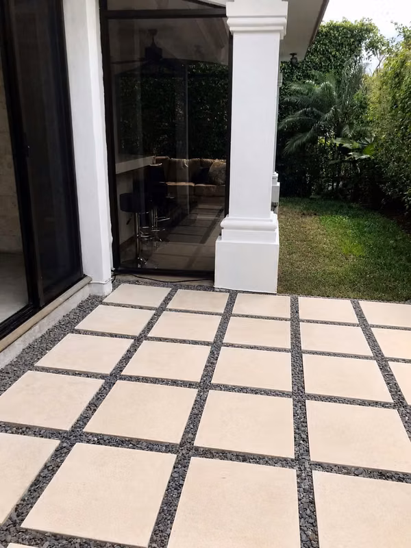 VENTA DE HERMOSA CASA EN CONDOMINIO EN POZOS, SANTA ANA