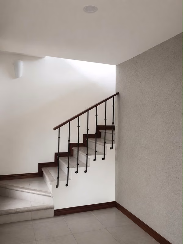 VENTA DE HERMOSA CASA EN CONDOMINIO EN POZOS, SANTA ANA