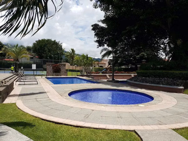 VENTA DE HERMOSA CASA EN CONDOMINIO EN POZOS, SANTA ANA