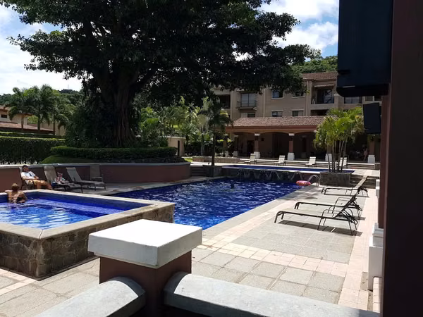 VENTA DE HERMOSA CASA EN CONDOMINIO EN POZOS, SANTA ANA