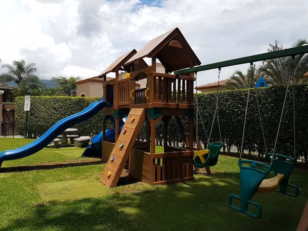 VENTA DE HERMOSA CASA EN CONDOMINIO EN POZOS, SANTA ANA