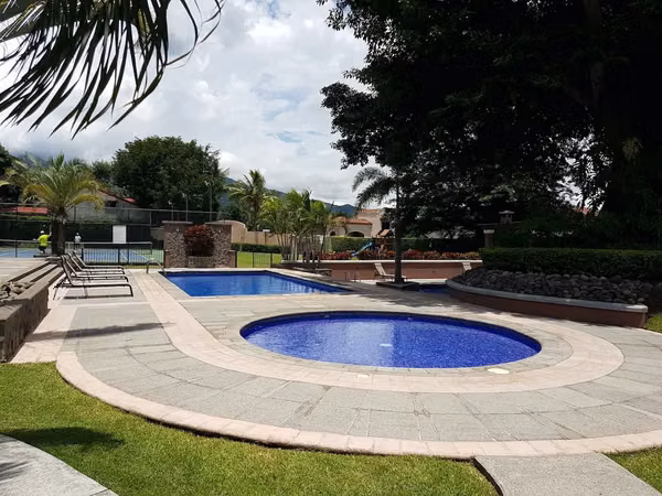 VENTA DE HERMOSA CASA EN CONDOMINIO EN POZOS, SANTA ANA