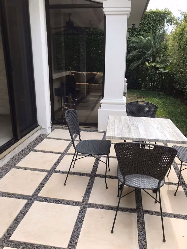 VENTA DE HERMOSA CASA EN CONDOMINIO EN POZOS, SANTA ANA