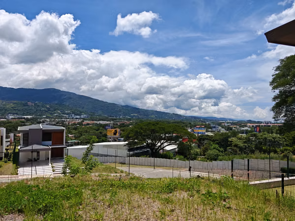 VENTA DE LOTE CON VISTA EN VISTA REAL, SANTA ANA