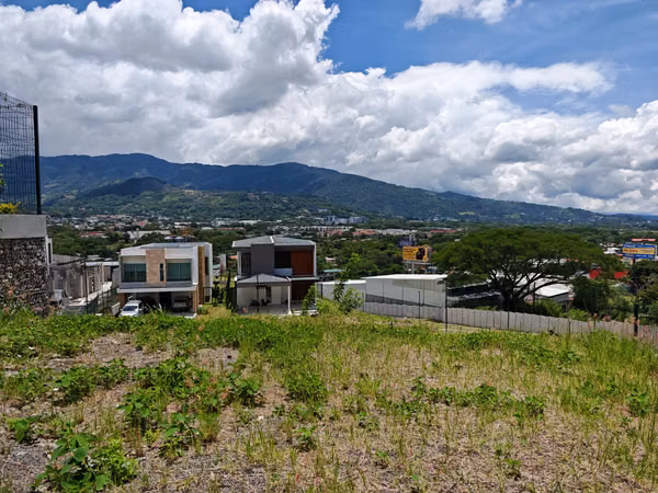 VENTA DE LOTE CON VISTA EN VISTA REAL, SANTA ANA