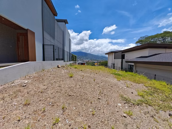 VENTA DE LOTE CON VISTA EN VISTA REAL, SANTA ANA
