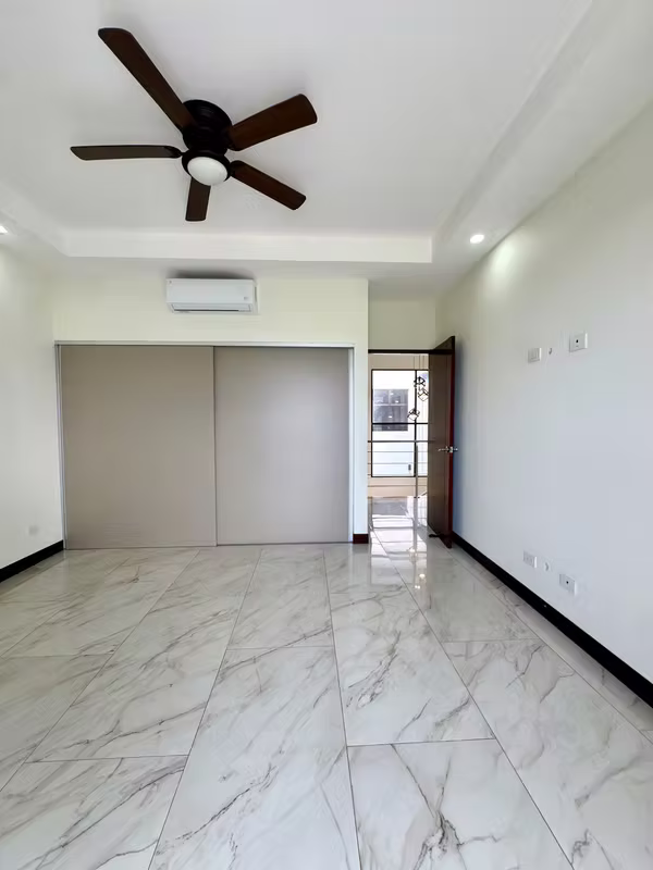 Casa en venta con piscina en Hacienda Los Reyes