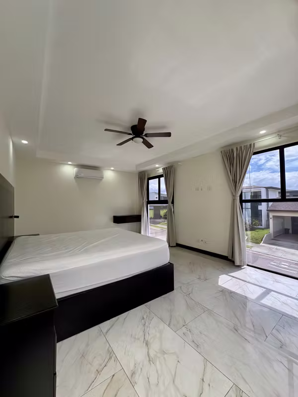 Casa en venta con piscina en Hacienda Los Reyes