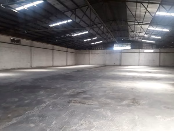 Commercial Bodega rental near the center of Tibás