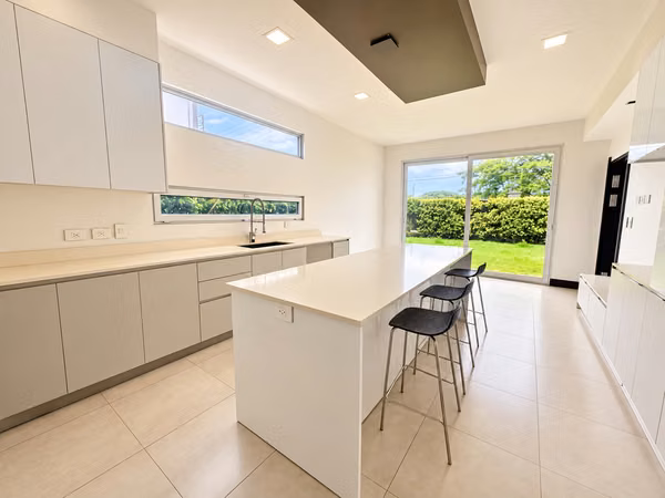 Casa en venta y alquiler en Lindora, Santa Ana