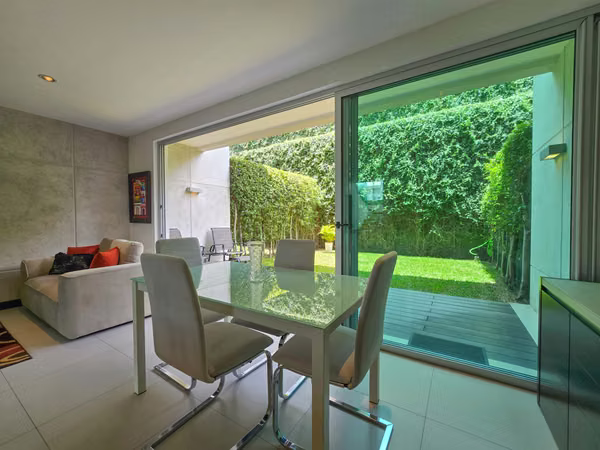 Lindora Santa Ana! Condo contemporáneo amueblado con jardín