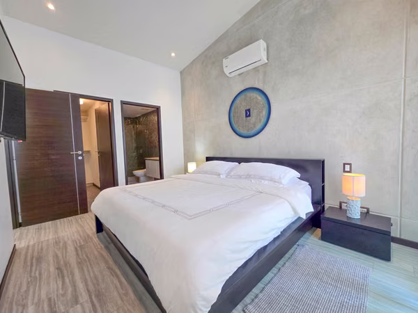Lindora Santa Ana! Condo contemporáneo amueblado con jardín