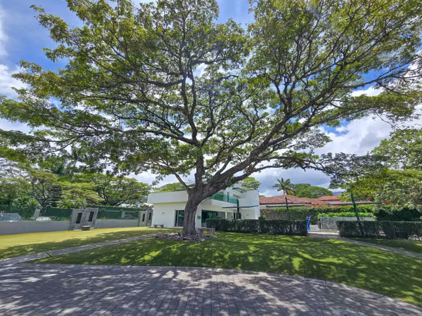 Lindora Santa Ana! Condo contemporáneo amueblado con jardín