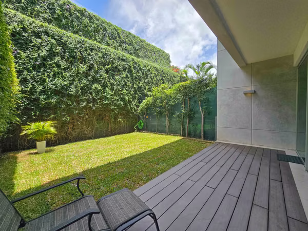 Lindora Santa Ana! Condo contemporáneo amueblado con jardín