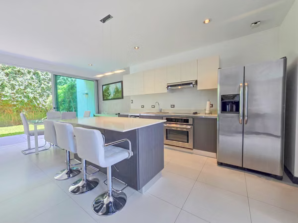 Lindora Santa Ana! Condo contemporáneo amueblado con jardín