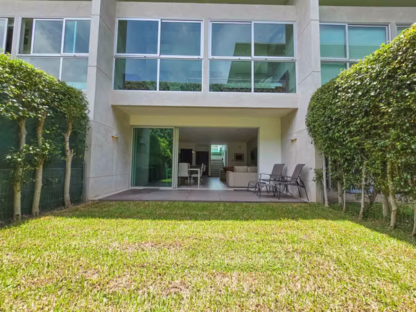Lindora Santa Ana! Condo contemporáneo amueblado con jardín