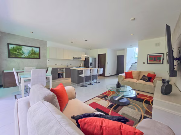 Lindora Santa Ana! Condo contemporáneo amueblado con jardín