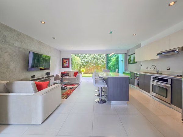 Lindora Santa Ana! Condo contemporáneo amueblado con jardín