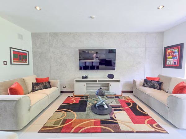 Lindora Santa Ana! Condo contemporáneo amueblado con jardín