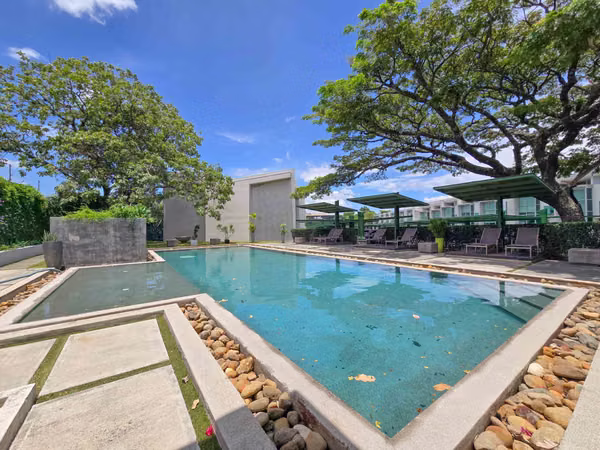Lindora Santa Ana! Condo contemporáneo amueblado con jardín