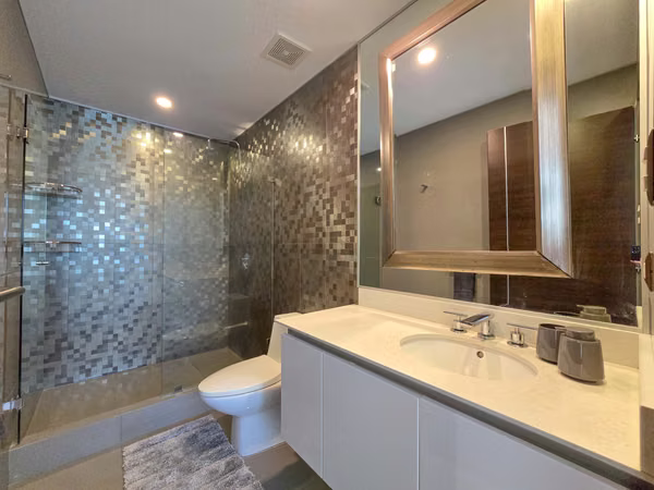 Lindora Santa Ana! Condo contemporáneo amueblado con jardín