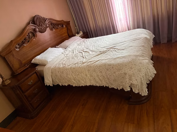  Cama tallada en madera maciza de Guanacaste